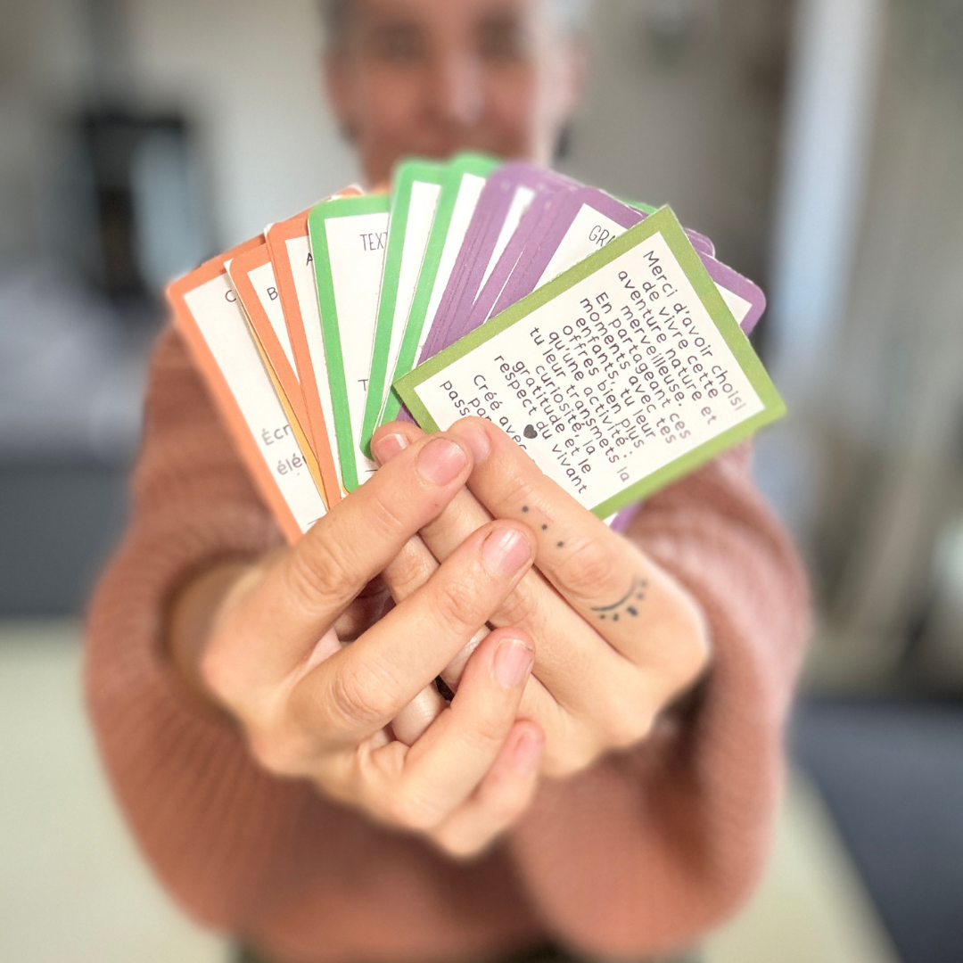 jeu de cartes tenu dans les mains